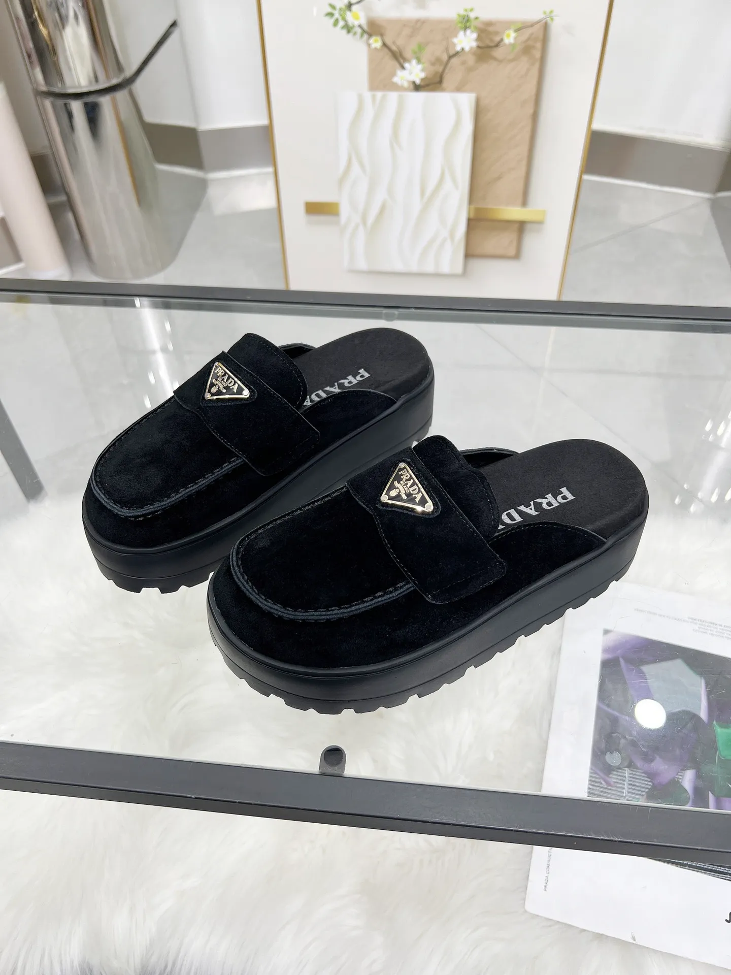 👟👟Ex-factory price 500👟👟 🌸Prada 2025 spring and summer new slippers 💫Velcro sandals The latest catwalk model, classic upgrades, comfort and fashionability coexist. Every color combination looks good, and the design matches different style needs ✅Upper: original customized cowhide ✅Inner lining: original customized sheepskin lining, cowhide feet ✅Outsole: original molded anti-slip outsole ✅Number of codes: 35-40 (41 customized, non-refundable and non-exchangeable)